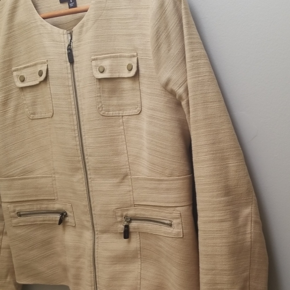 Dana Buchman zip front tan blazer size 6